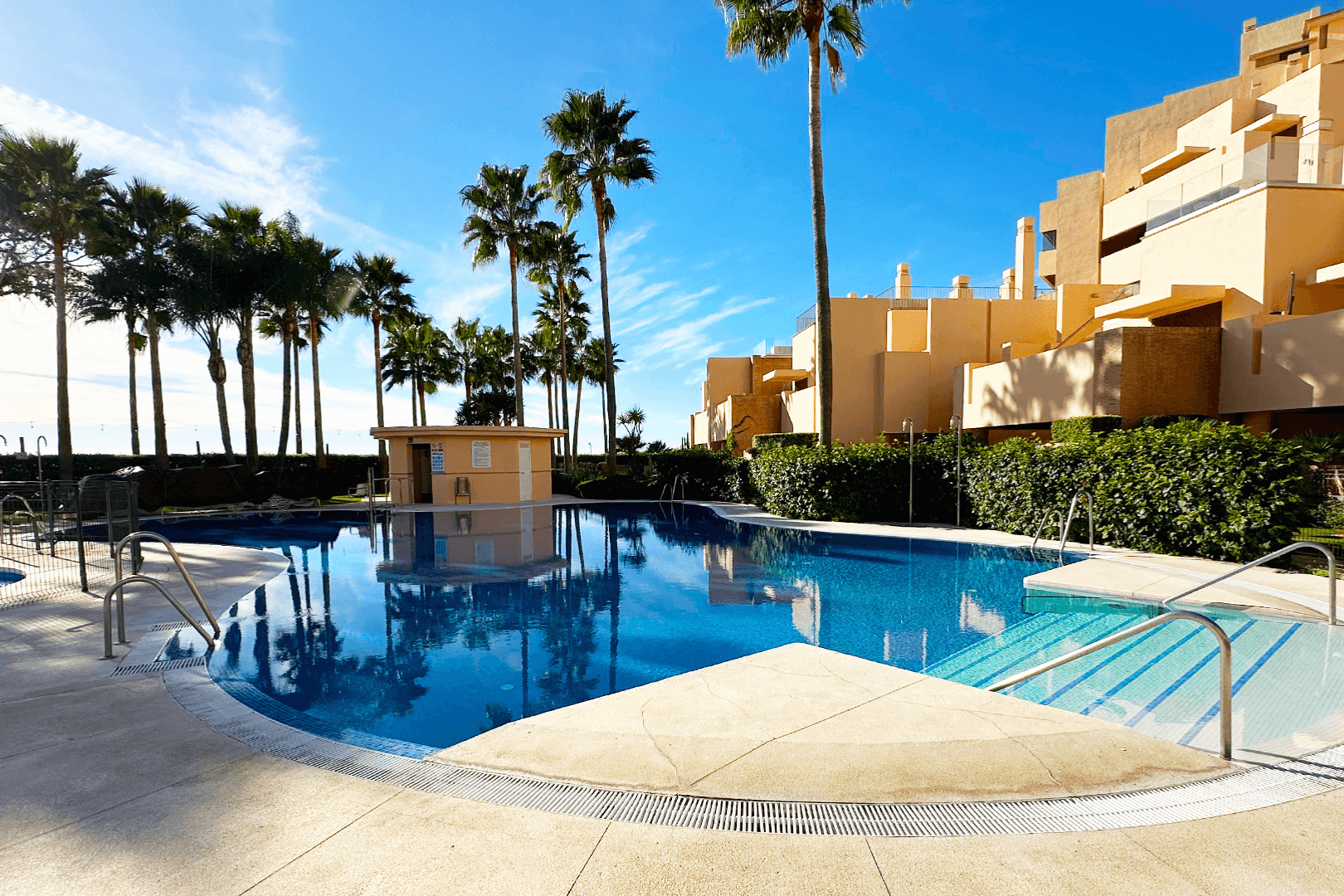 Apartamento de Lujo en Planta Baja Frente al Mar en Bahía de la Plata, Estepona