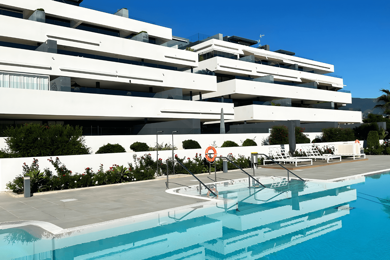 Apartamento Moderno de Lujo con Amplia Terraza en El Campanario Hills, Estepona